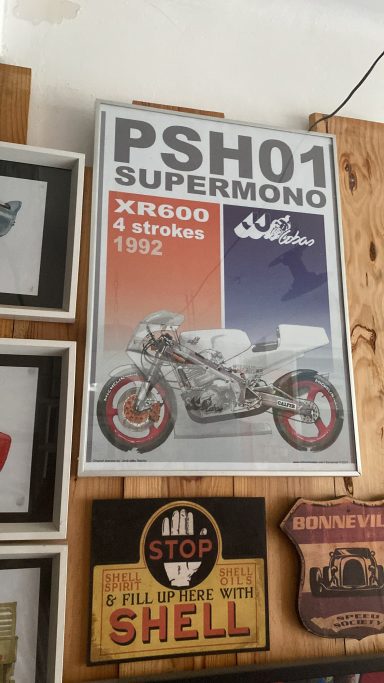Poster enmarcado con una ilustracions de una moto con transparencia