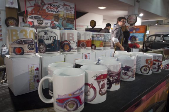 Tazas MUG decoradas con dibujos de coches.